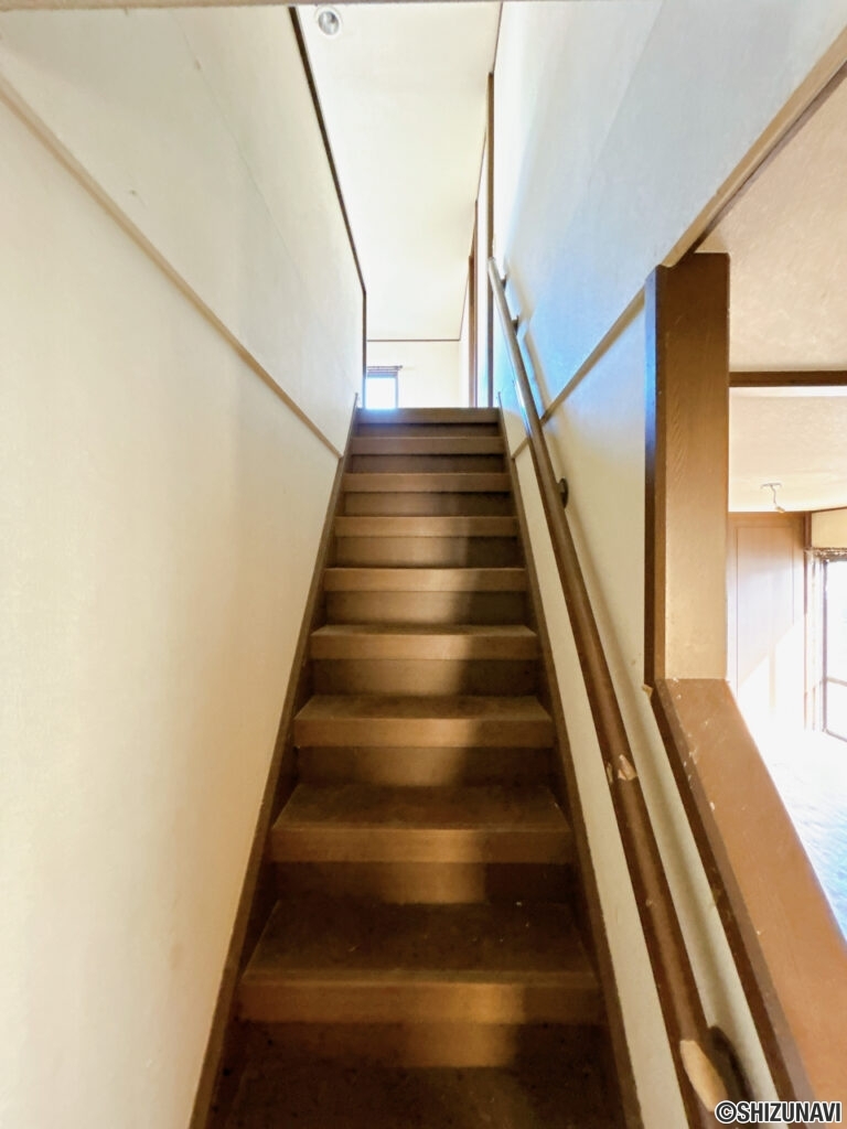 【【リフォーム前／階段】階段は手すり設置、滑り止め設置を行います。住む方の使いやすさを考えたリフォームを心がけています。】