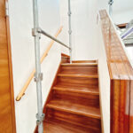 【リフォーム中/階段】床はフロアタイル張り、クロス張替え、照明交換を行う予定です。