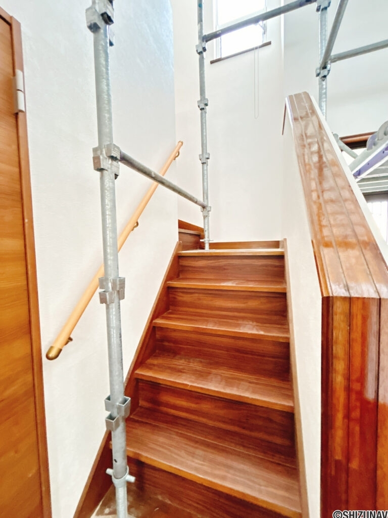 【リフォーム中/階段】床はフロアタイル張り、クロス張替え、照明交換を行う予定です。