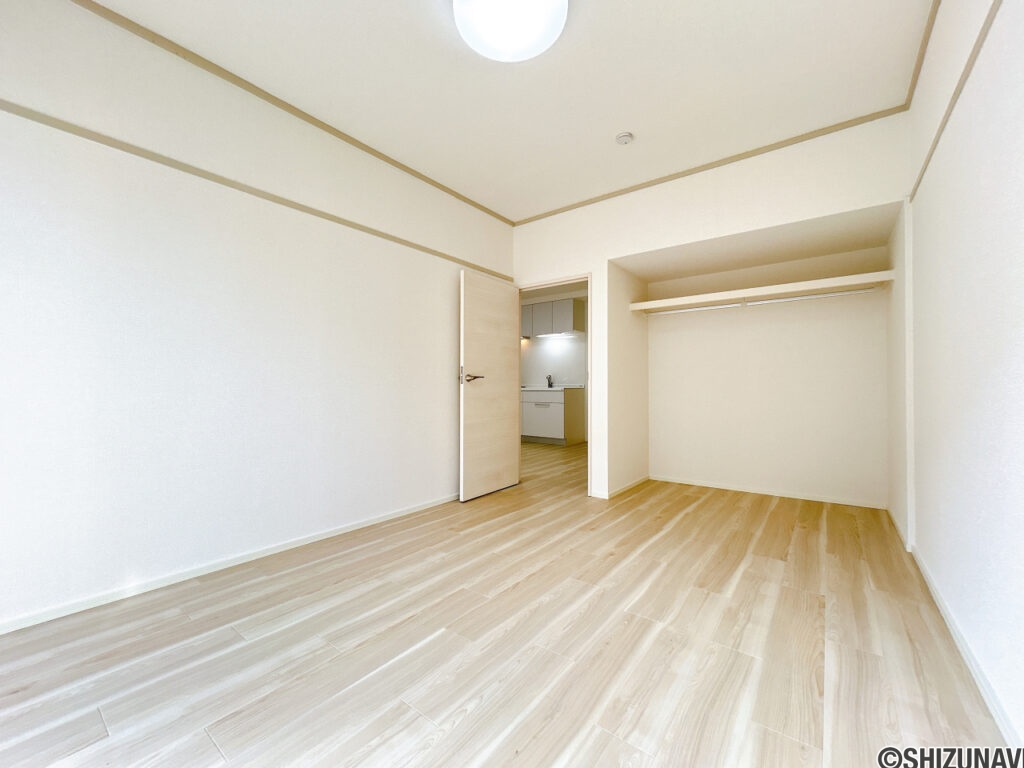 【リフォーム済み/リビング横洋室】和室から洋室へと変更予定です。床はフロアタイルで仕上げ、壁・天井はクロスの張替えを行います。