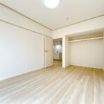 【リフォーム済み/リビング横洋室】和室から洋室へと変更予定です。床はフロアタイルで仕上げ、壁・天井はクロスの張替えを行います。