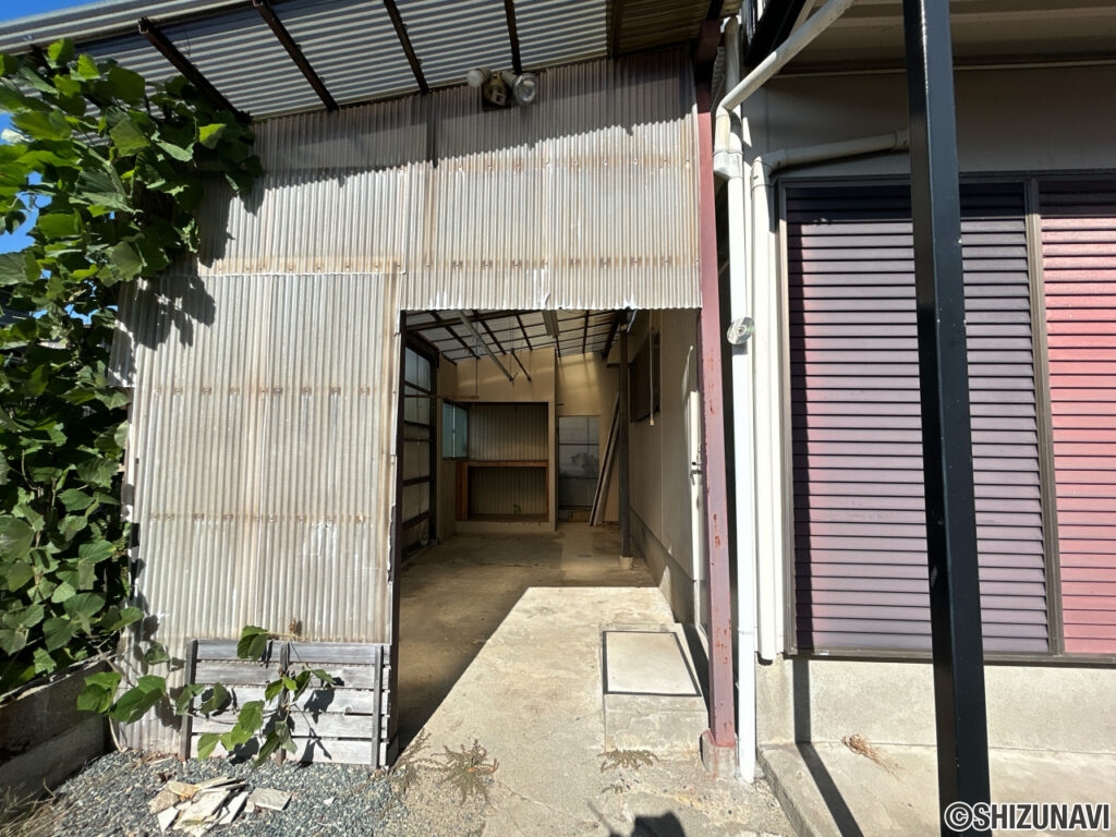 【リフォーム前／物置】建物に付属している物置小屋は撤去予定です。