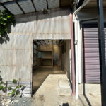 【リフォーム前／物置】建物に付属している物置小屋は撤去予定です。