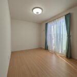 2階洋室②：6.5帖。バルコニーの出入りができ、家事動線的に重宝しそうなお部屋です！