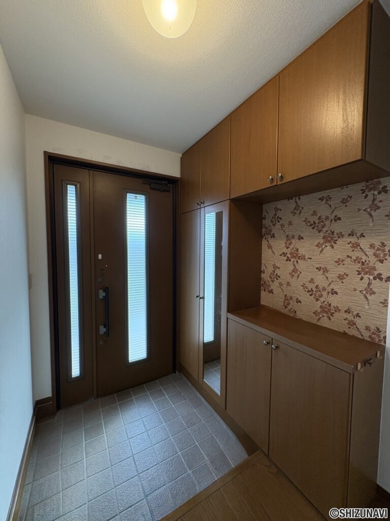 玄関です。収納が豊富なので靴がたくさんあっても散らかりにくいです。