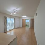 LDK：東側から撮影。和室とつながっており、家族が集う空間とプライベート空間を両立できそうですね！