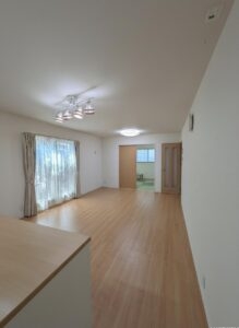 LDK：東側から撮影。和室とつながっており、家族が集う空間とプライベート空間を両立できそうですね！