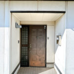 【リフォーム前／玄関外観】玄関は鍵交換、照明交換、モニターホンの取付を行います。