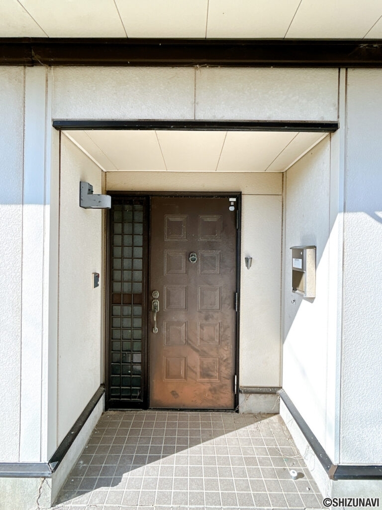 【リフォーム前／玄関外観】玄関は鍵交換、照明交換、モニターホンの取付を行います。