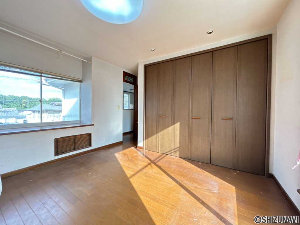 【2階西側洋室】約8.5帖の洋室です。