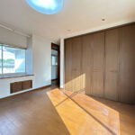 【2階西側洋室】約8.5帖の洋室です。