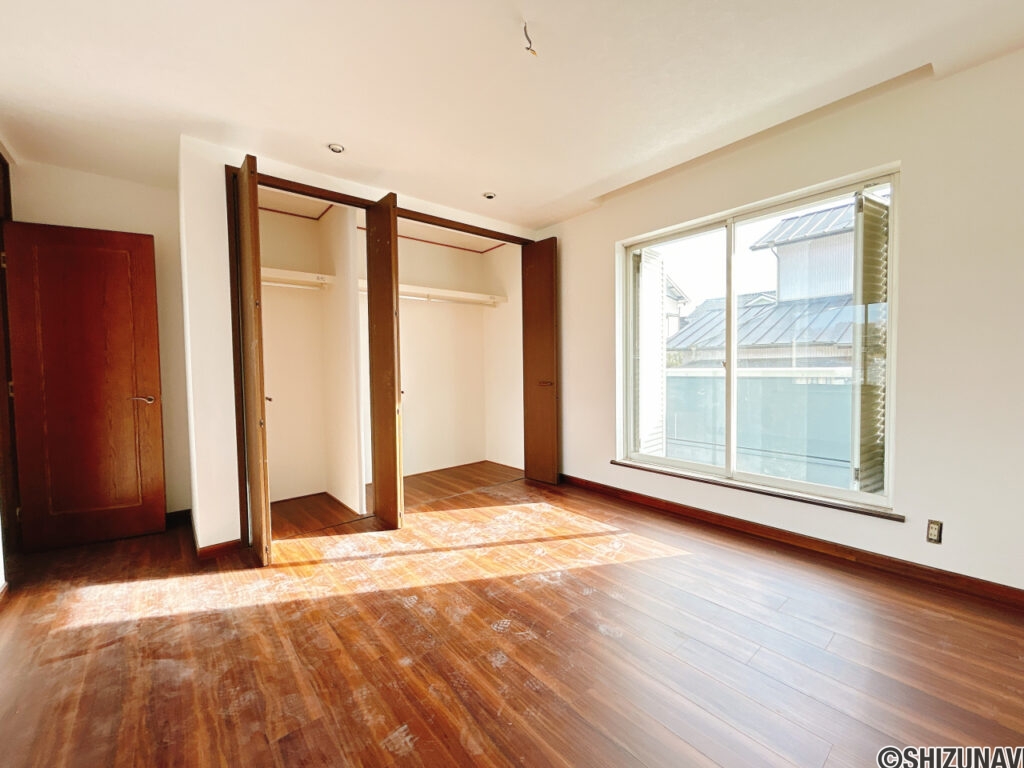 【リフォーム中/2階西側洋室】約8.5帖の洋室です。床はフロアタイル張り、クロス張替え、照明交換を行う予定です。