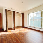 【リフォーム中/2階西側洋室】約8.5帖の洋室です。床はフロアタイル張り、クロス張替え、照明交換を行う予定です。