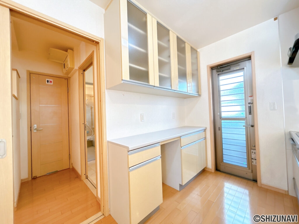 【キッチンカップボード】