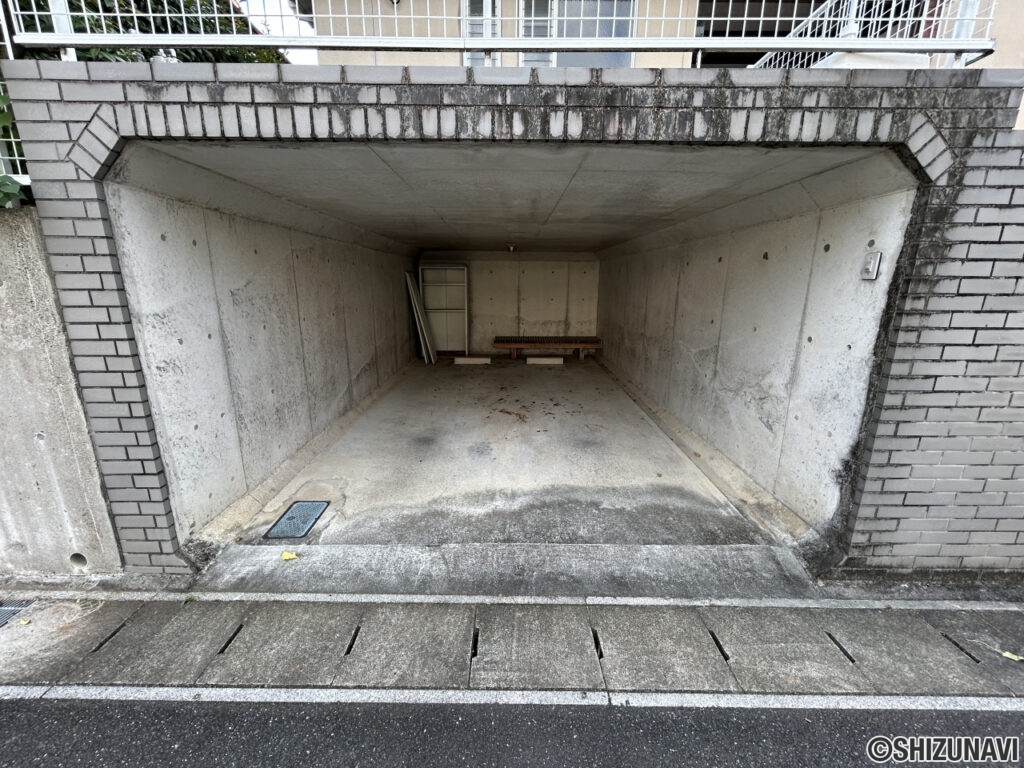 【堀車庫】開口の高さは約1.9mです。