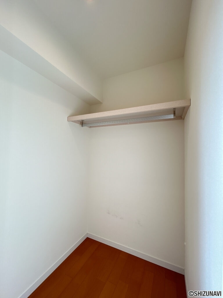 【洋室6.1帖ウォークインクローゼット】