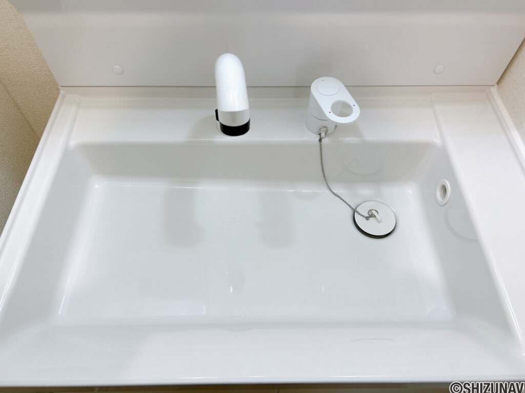 【リフォーム済み/洗面台】洗面台の水栓ヘッドは引き出して使えるホース内蔵タイプでお掃除もラクラクです。