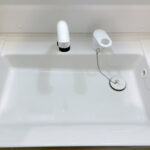 【リフォーム済み/洗面台】洗面台の水栓ヘッドは引き出して使えるホース内蔵タイプでお掃除もラクラクです。