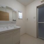 洗面所：三面鏡で細かい小物の収納にも便利です！