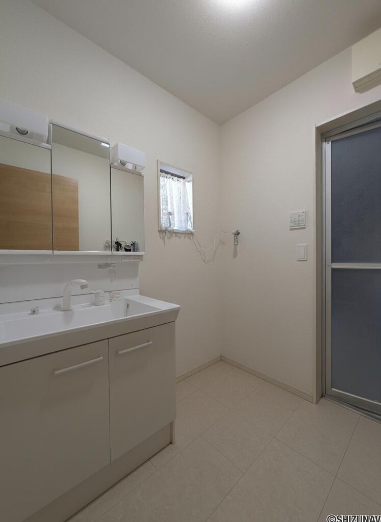 洗面所：三面鏡で細かい小物の収納にも便利です！