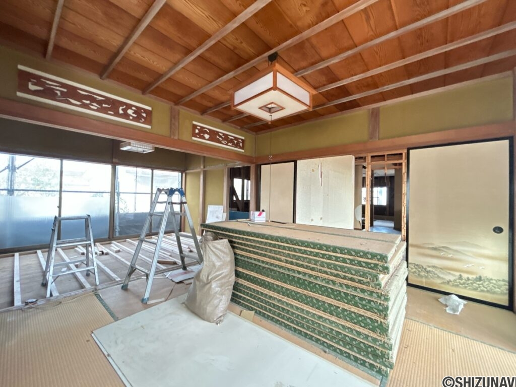 【リフォーム中/8帖和室】畳の表替え、壁紙張替え、照明器具の新品交換を行います。