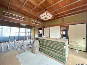【リフォーム中/8帖和室】畳の表替え、壁紙張替え、照明器具の新品交換を行います。