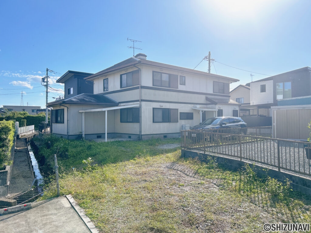 【リフォーム前／外観】別角度です。外壁・屋根塗装を行います。