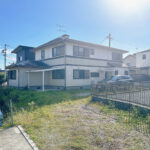 【リフォーム前／外観】別角度です。外壁・屋根塗装を行います。