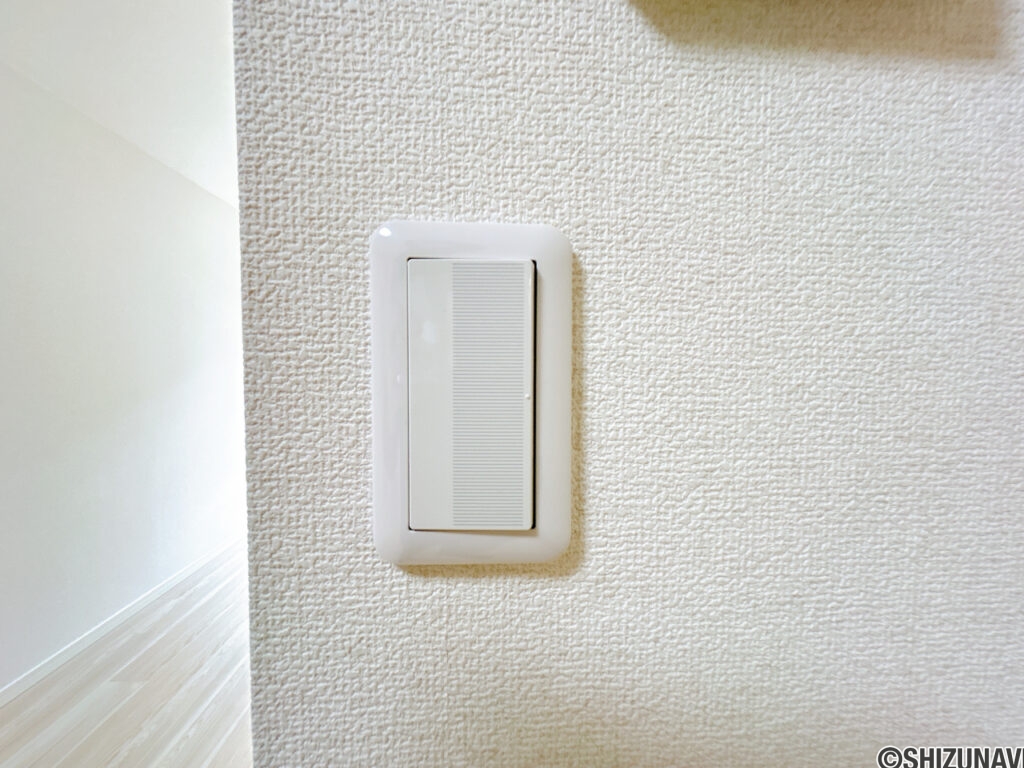 【リフォーム済み/設備】照明スイッチはワイドタイプに交換しました。毎日手に触れる部分なので気になりますよね。新品できれいですし、見た目もオシャレで押しやすいです。