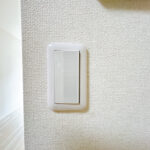 【リフォーム済み/設備】照明スイッチはワイドタイプに交換しました。毎日手に触れる部分なので気になりますよね。新品できれいですし、見た目もオシャレで押しやすいです。