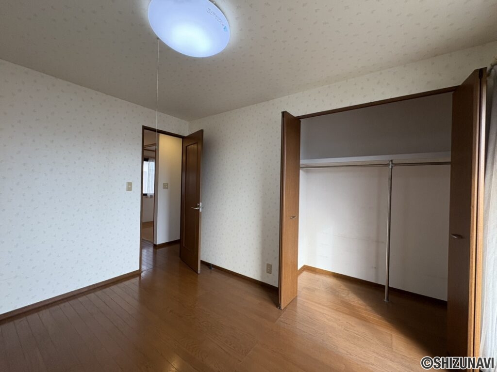 二階の別の洋室です。こちらの部屋の窓からはバルコニーに出ることができます。