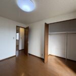 二階の別の洋室です。こちらの部屋の窓からはバルコニーに出ることができます。