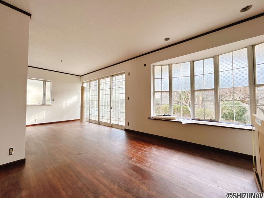 【リフォーム中/リビング】床はフロアタイル張り、クロス張替え、照明交換を行う予定です。