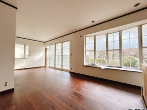 【リフォーム中/リビング】床はフロアタイル張り、クロス張替え、照明交換を行う予定です。