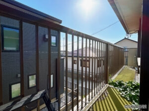 【リフォーム前／ベランダ】ベランダは踏板の補修を行います。2階2室から外に出られます。