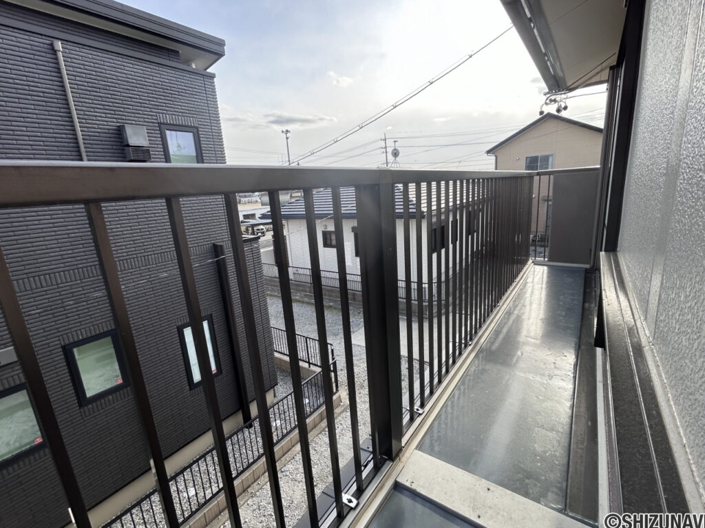 【リフォーム済み／ベランダ】ベランダは踏板の補修を行いました。2階2室から外に出られます。