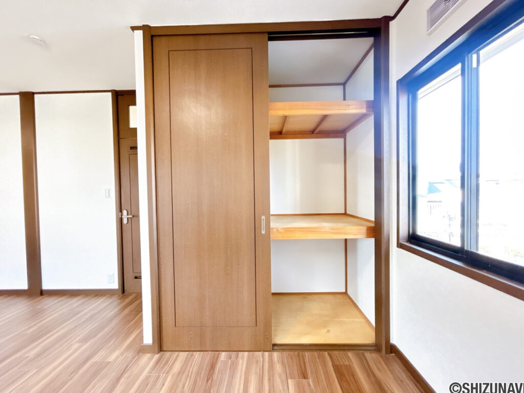 【リフォーム済み/2階洋室収納】建具のクリーニングを行いました。