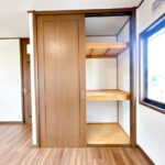 【リフォーム済み/2階洋室収納】建具のクリーニングを行いました。