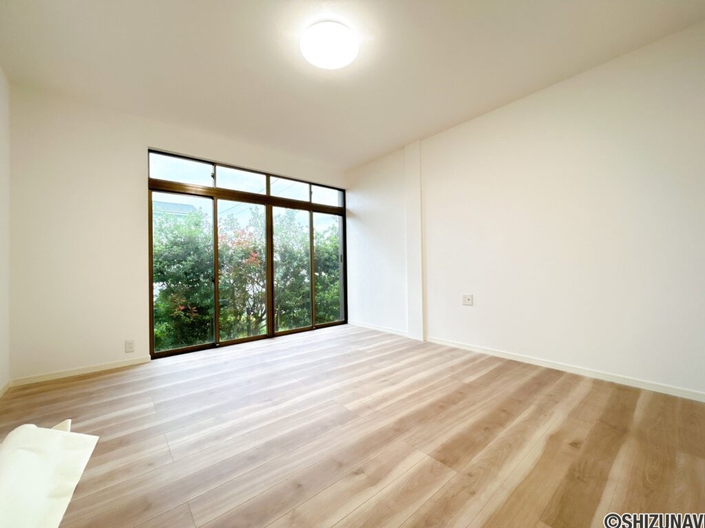 【リフォーム中/南側9帖洋室】（4/30撮影）（4/30撮影）元々和室ですが、フローリング仕上げ、壁紙張替え、照明器具交換を行います。