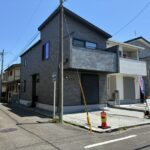 1号棟の外観になります。外壁はグレーでしまって見えます！素敵ですね！駐車場も2台あります！