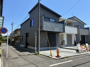 1号棟の外観になります。外壁はグレーでしまって見えます！素敵ですね！駐車場も2台あります！