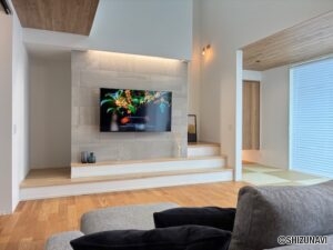 リビングは吹き抜けになっており暖かい日光が差し込みます