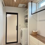 脱衣所スペースは3帖分あり物干しスペースもございます