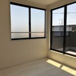 3階北東側に専用バルコニー付きの洋室があります。