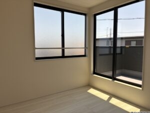 3階北東側に専用バルコニー付きの洋室があります。