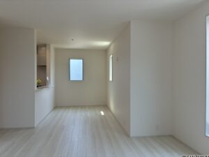 2階に広々としたリビングルームがあります。