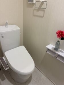 1階、階段横にもお手洗いがあります。