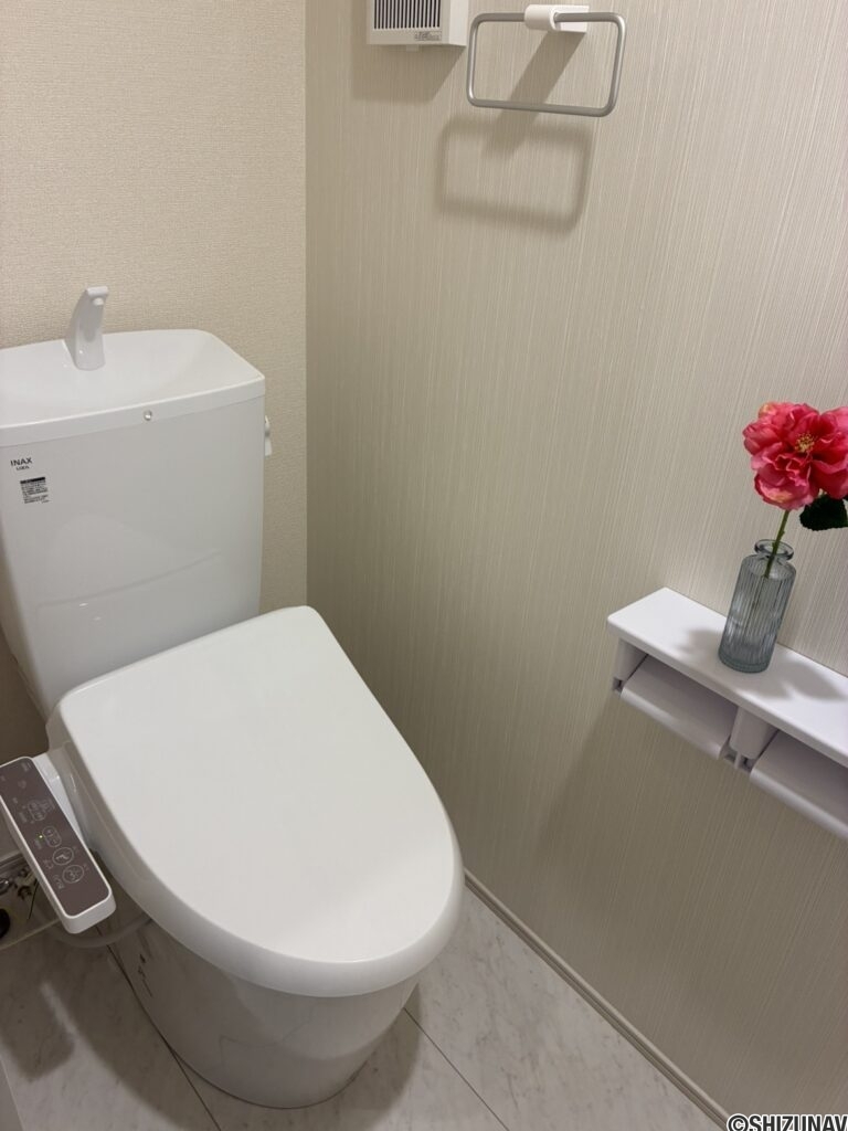 1階、階段横にもお手洗いがあります。