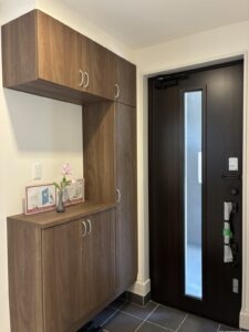 吊戸棚付きシューズボックスのあるおしゃれな玄関です。
