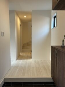 小窓付きで明るく開放感のある玄関です。